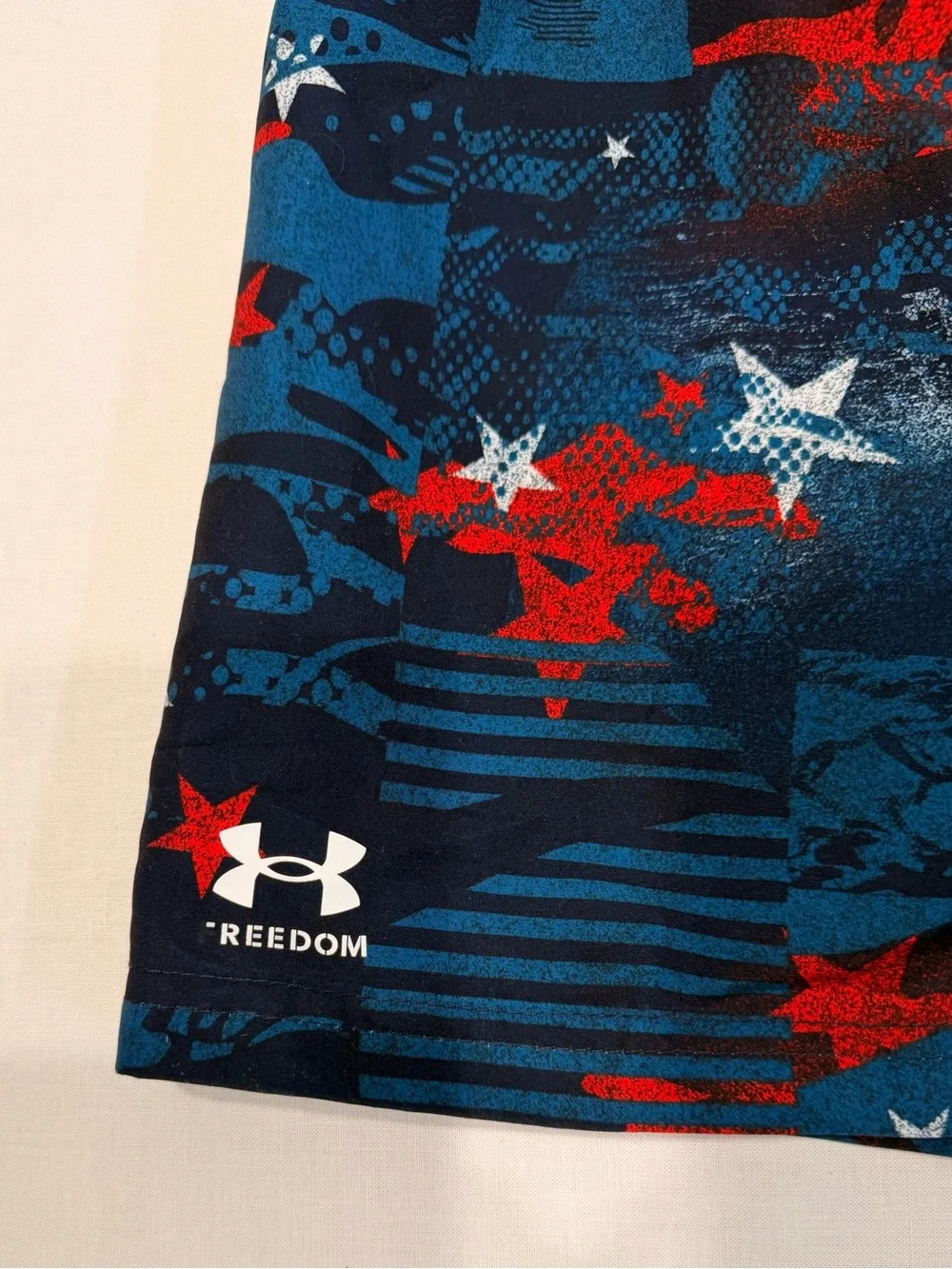 Hurley Blue Camo Swim Shorts with Red Star Accents NWT Size Medium Retail $40